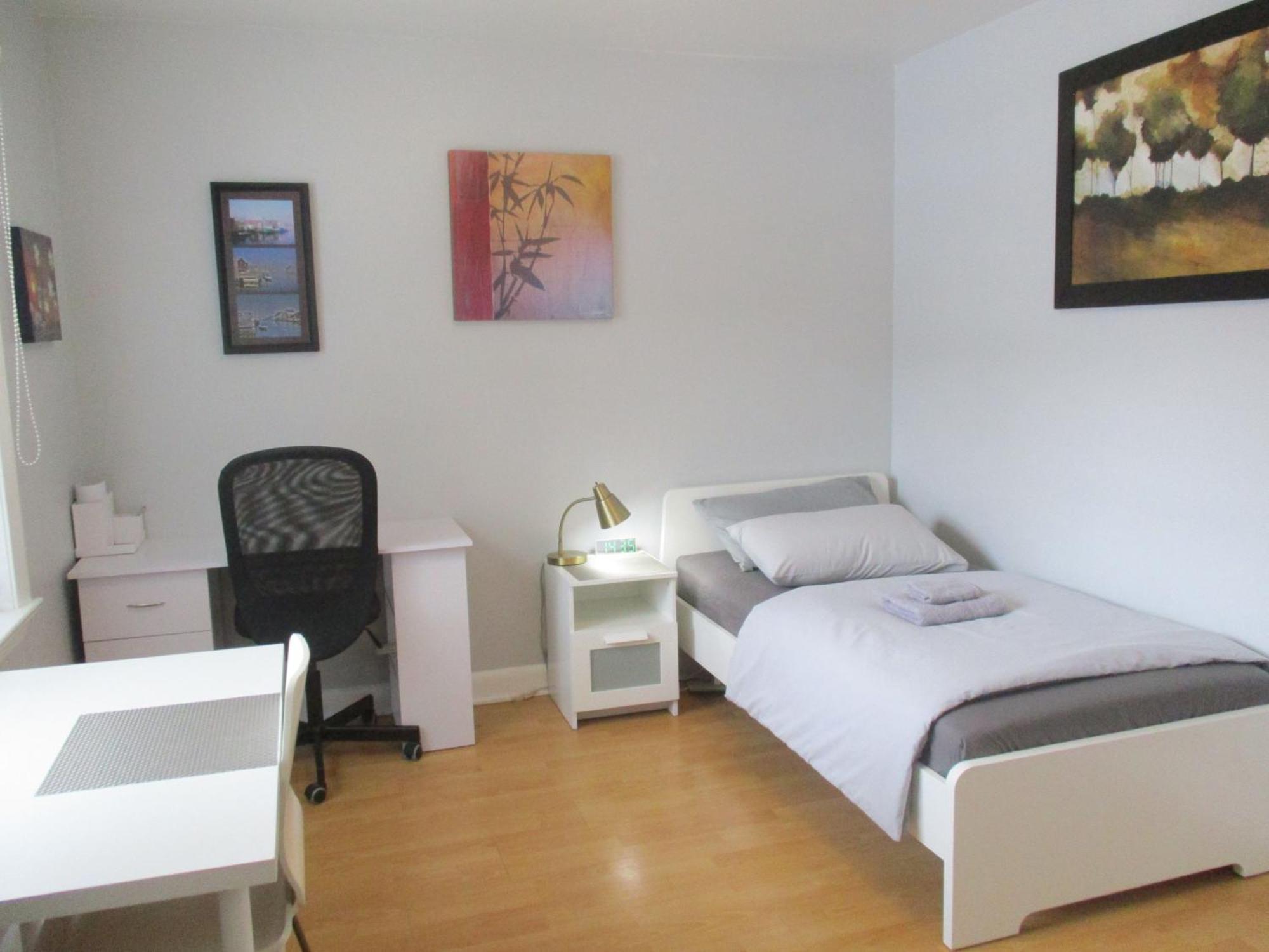 High Park Single Room With Personal Washroom And Kitchen Toronto Exteriér fotografie